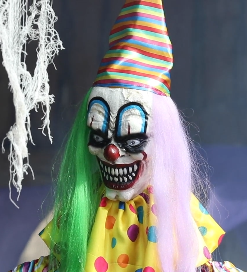 LifeSize Evil TalkingClown Animated Halloween Decor Outdoor Haunt Yard Prop