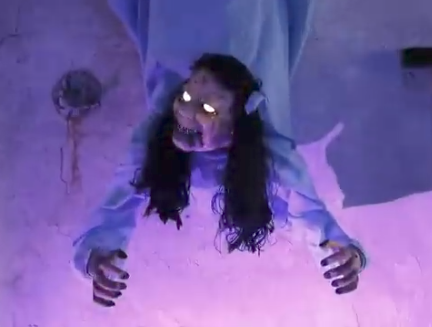 Exorcist Possessed Girl Evil Animatronic Halloween Animated Haunt House Prop